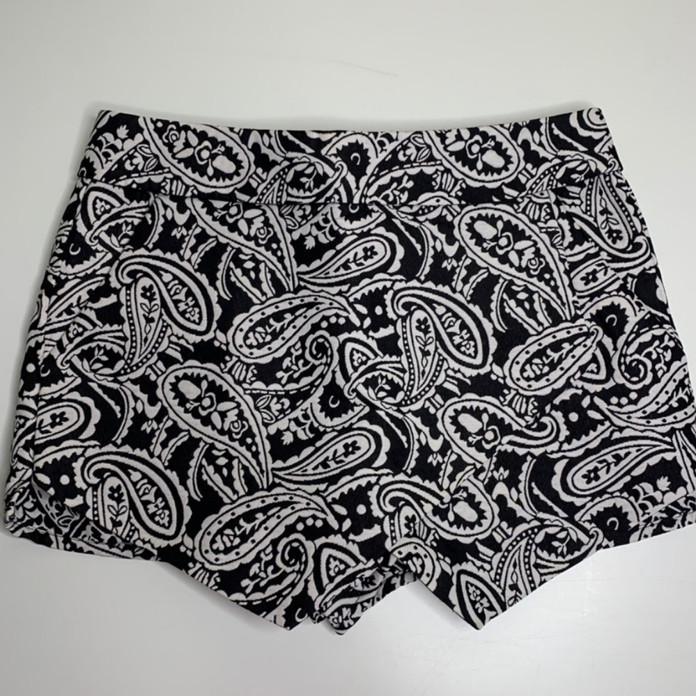 Forever 21 Shorts Size Large Paisley Print NWOT - Picture 4 of 13
